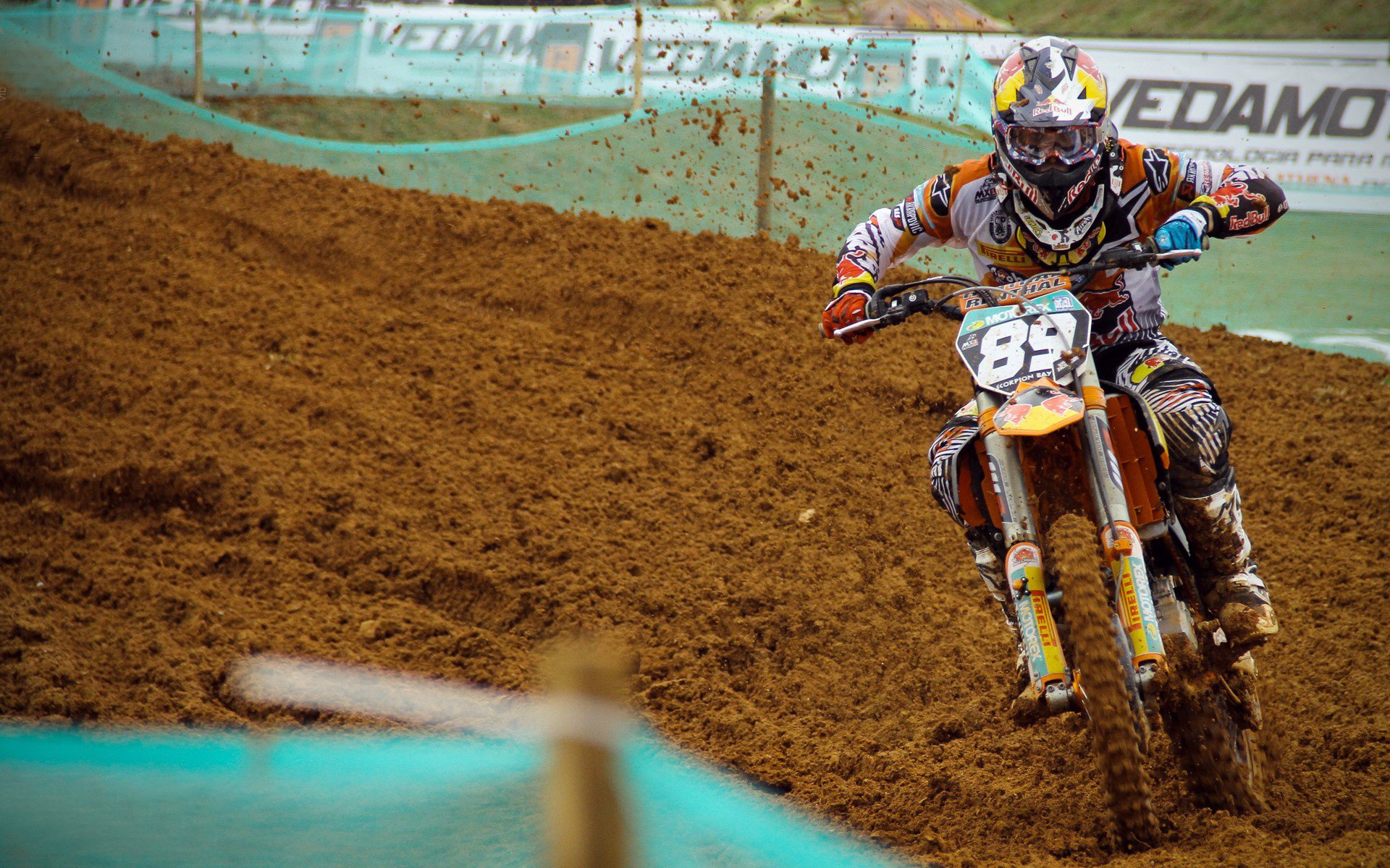 引擎轰鸣中的里程碑，F1新赛季揭幕战之夜，斯通斯书写传奇